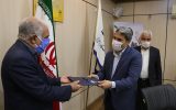 آفت دانشگاه دامن زدن به مسائل سیاسی و جناحی است/در برابر فشارها از بیرون دانشگاه مقاومت می‌کنم